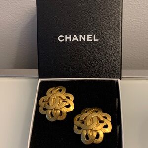 CHANEL Gold Knot Earrings